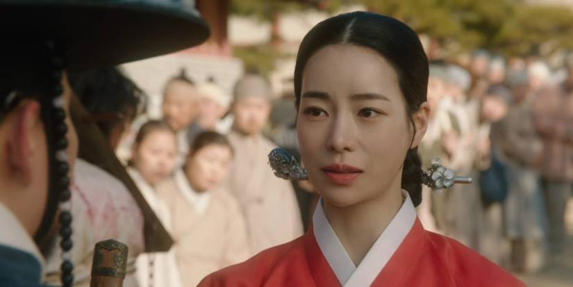 Lim Ji-yeon talking to someone as Ok Tae-young in The Tale of Lady Ok