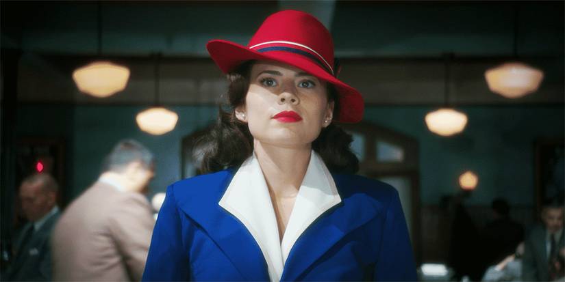 Peggy Carter (Hayley Atwell) menatap ke depan dengan percaya diri dalam diri Agen Carter.