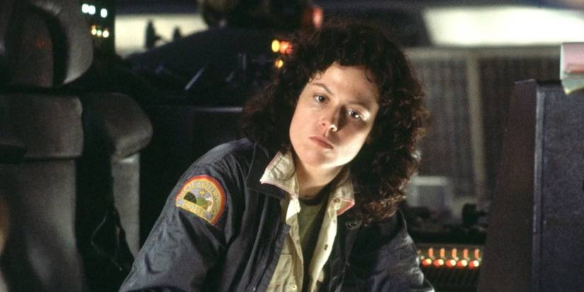 Sigourney Weaver como Lieut. Ellen Ripley a bordo de uma espaçonave na ficção científica-filme de Horror Alien