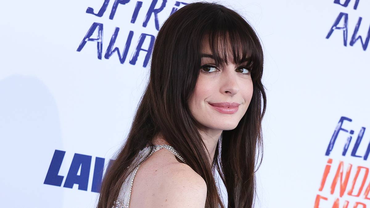 Anne Hathaway at the red carpet for the Film Independent Spirit Awards.