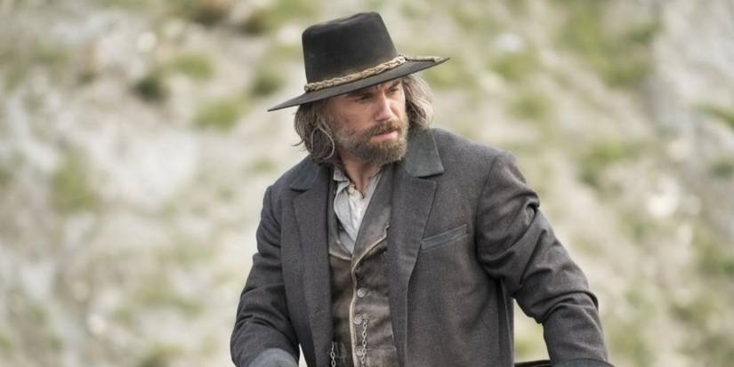 Anson Mount in a hat looking behind in Hell on Wheels. 
