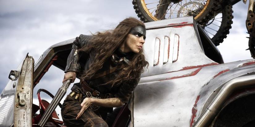 Anya Taylor-Joy keluar dari mobil dengan senjatanya di Furiosa: A Mad Max Saga