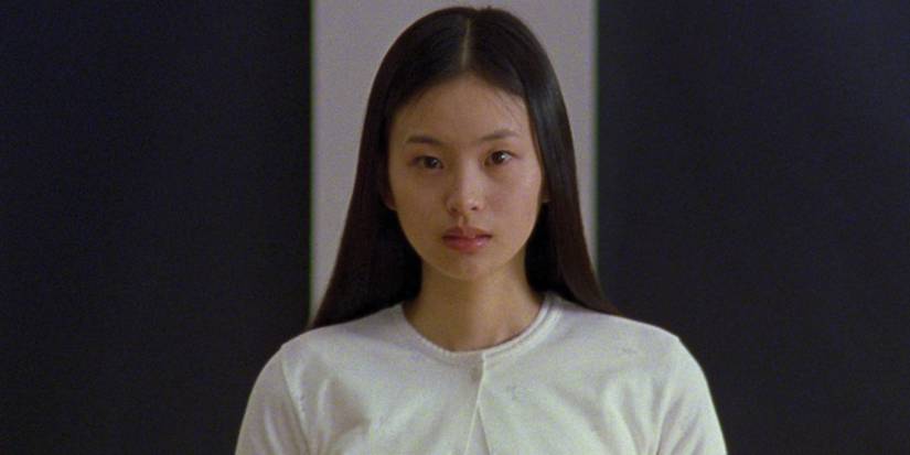 Eihi Shiina as Asami Yamazaki looking straight ahead and at the camera in Audition (1999)
