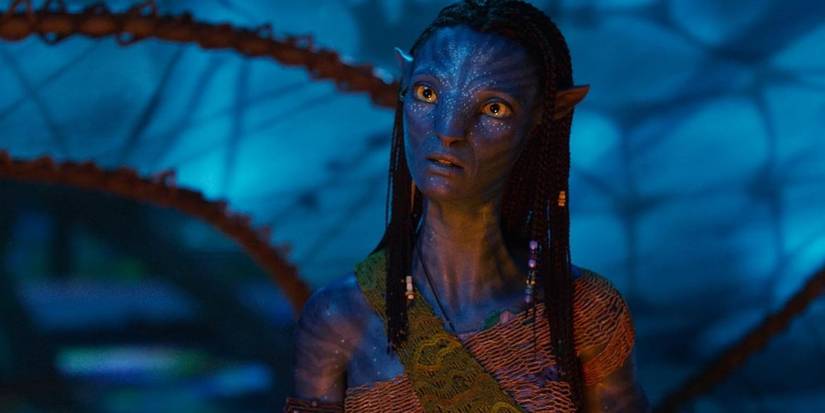 Zoe Saldaña as a Na'vi looking concerned at night in Avatar: Fire and Ash