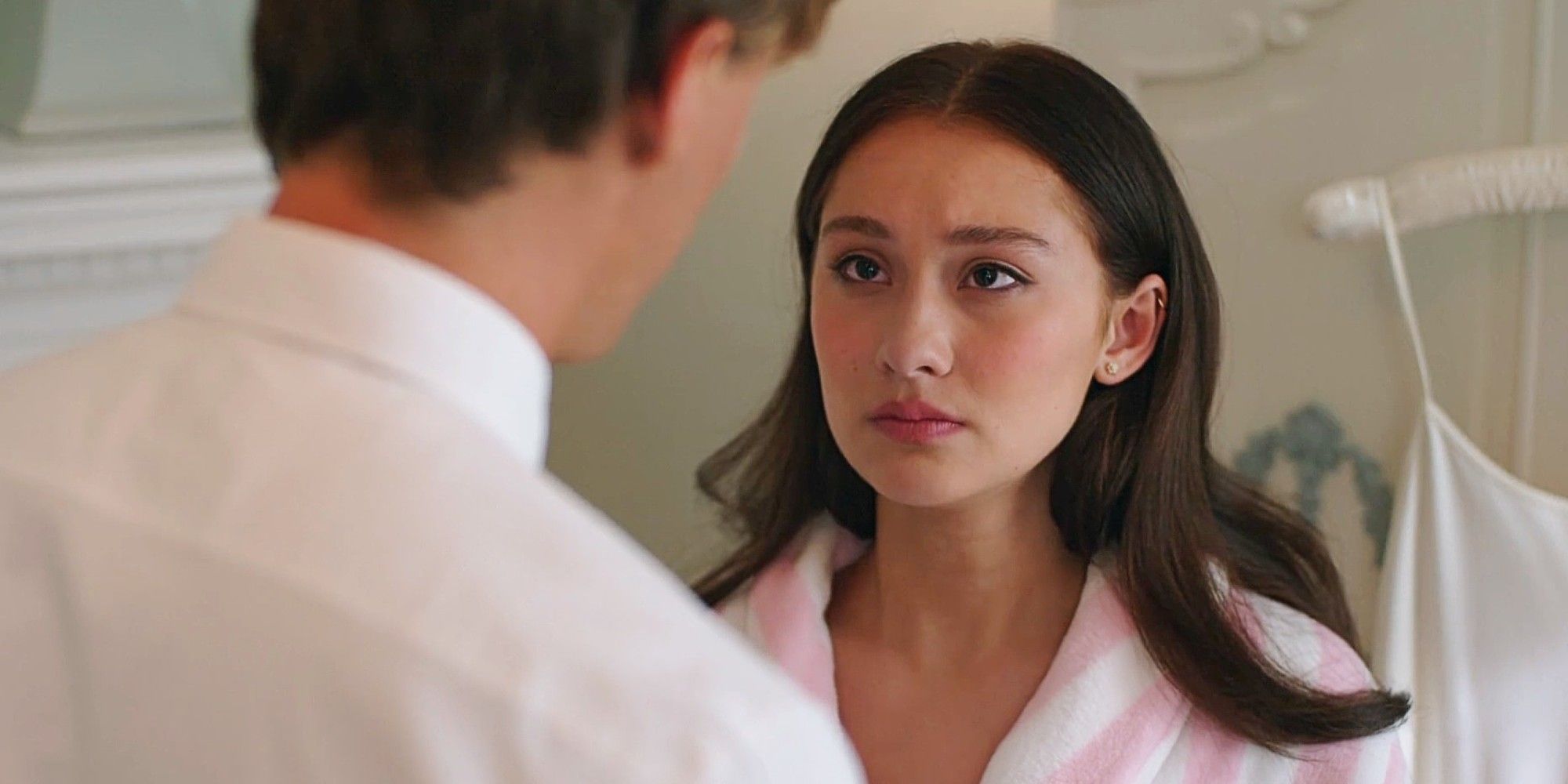 Belly Conklin looking sad while talking to Conrad Fisher in The summer I Turned Pretty TSITP Season 3