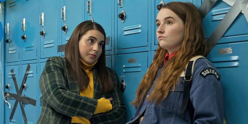 Beanie-Feldstein and Kaitlyn-Dever talking by the lockers in Booksmart