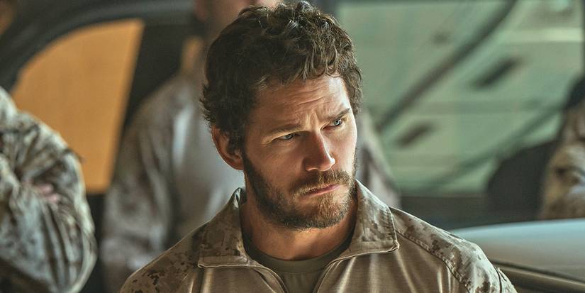 Chris Pratt ouvindo em um briefing em Terminal List Dark Wolf.