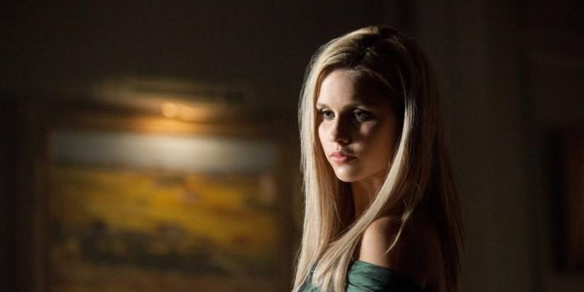 Claire Holt en tant que Rebekah Mikaelson regardant sur le côté dans les journaux de vampire.