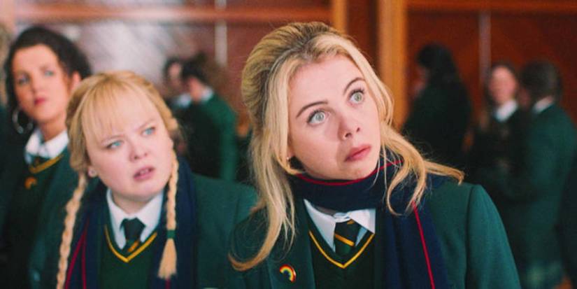 Nicola Coughlan en tant que Clare et Saoirs-Monica Jackson en tant qu'Erin à l'école qui ont été choquées par Derry Girls.