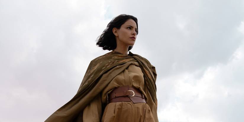 Eiza Gonzalez in Fountain of youth