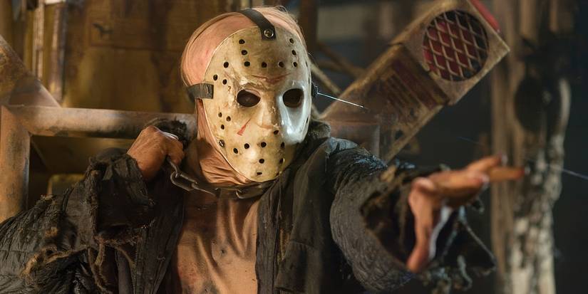 Jason Voorhees with a chain wrapped around his neck in 'Friday the 13th' (2009)