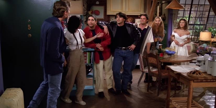 The friends and Fun Bobby in front of Monica's apartment door in the Friends pilot 
