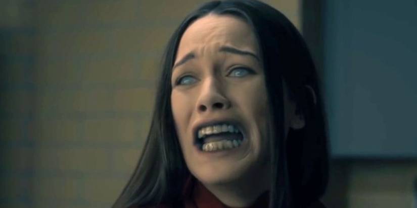 Victoria Pedretti como Nell Crain sofrendo em 'The Haunting of Hill House'