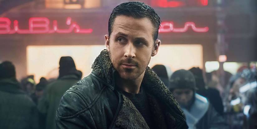 Ryan Gosling melihat ke sisinya di tengah kerumunan di Blade Runner 2049