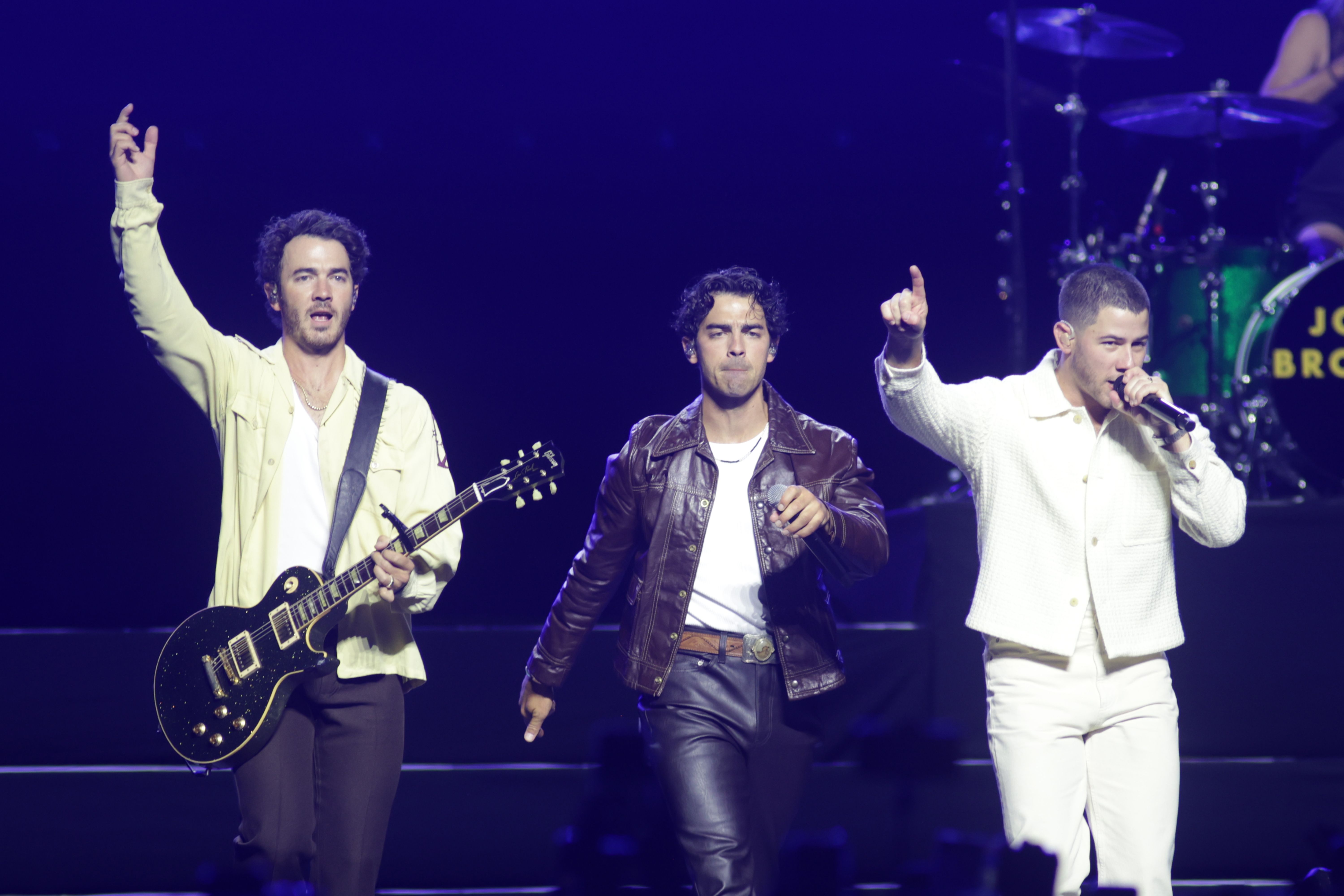 jonas-brothers-performing