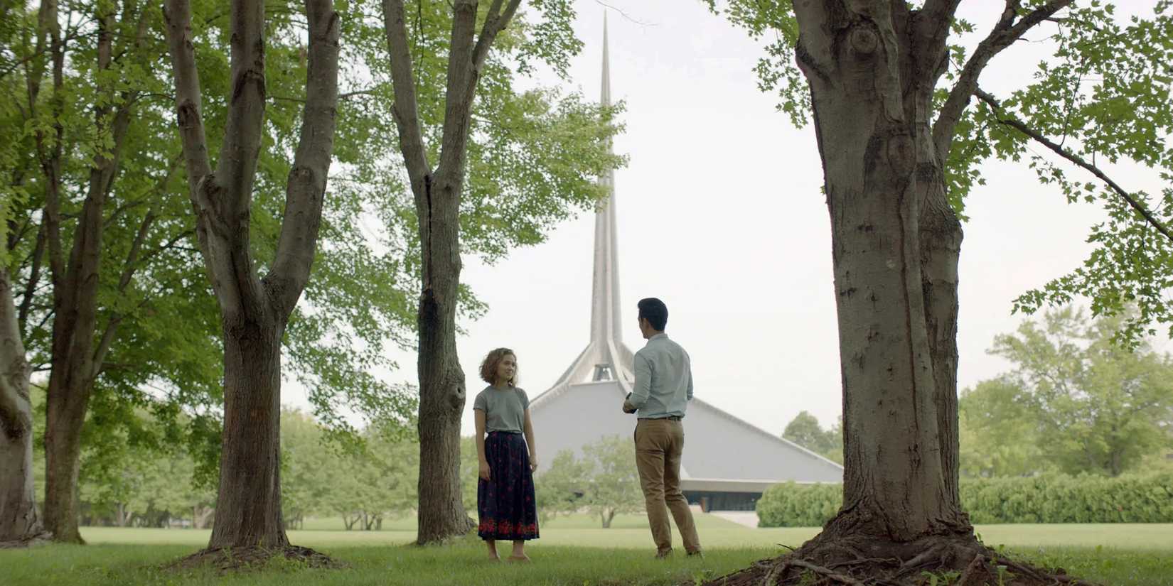 Jin (John Cho) and Casey (Haley Lu Richardson) in a park in 'Columbus'