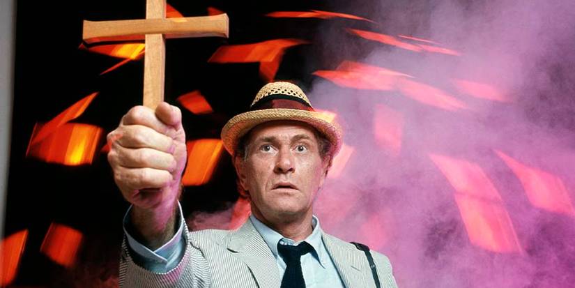 Carl Kolchak (Darren McGavin) holds up a cross on the poster artwork for 'Kolchak: The Night Stalker.'