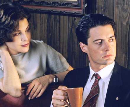 Kyle MacLachlan and Sherilyn Fenn at a booth in a diner looking out a window in Twin Peaks.