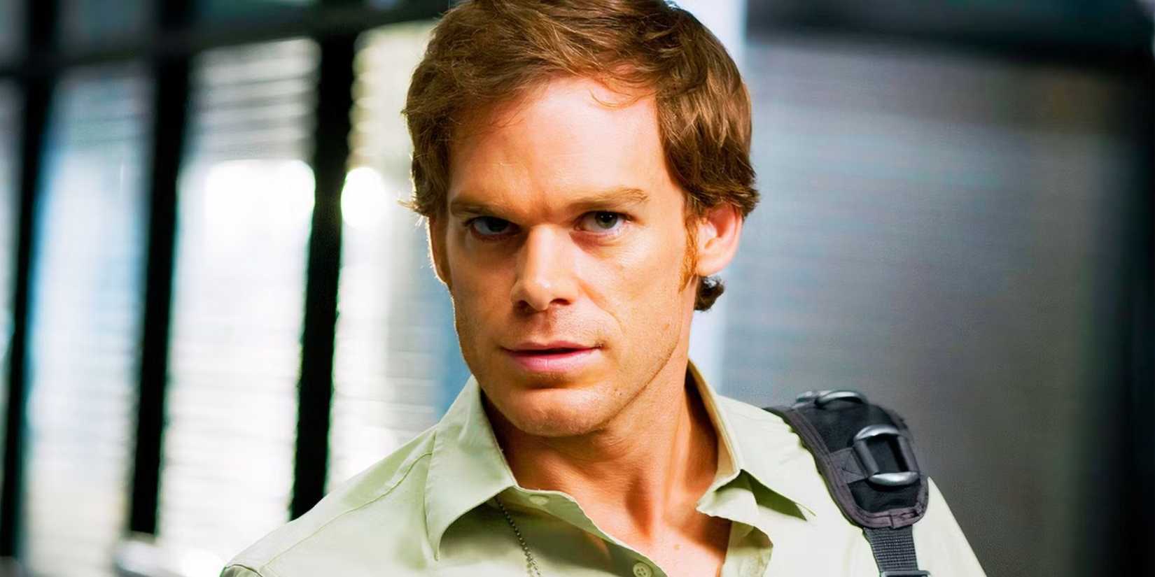 Maikls C. Hols kā Deksters Morgans izskatījās satraukts Maiami birojā Deksterā.