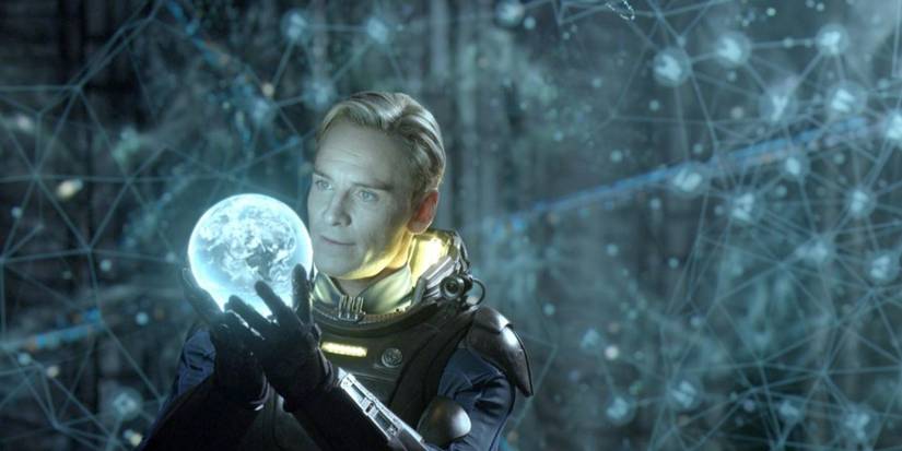 Michael Fassbender sebagai David memeriksa bola yang bersinar di Prometheus
