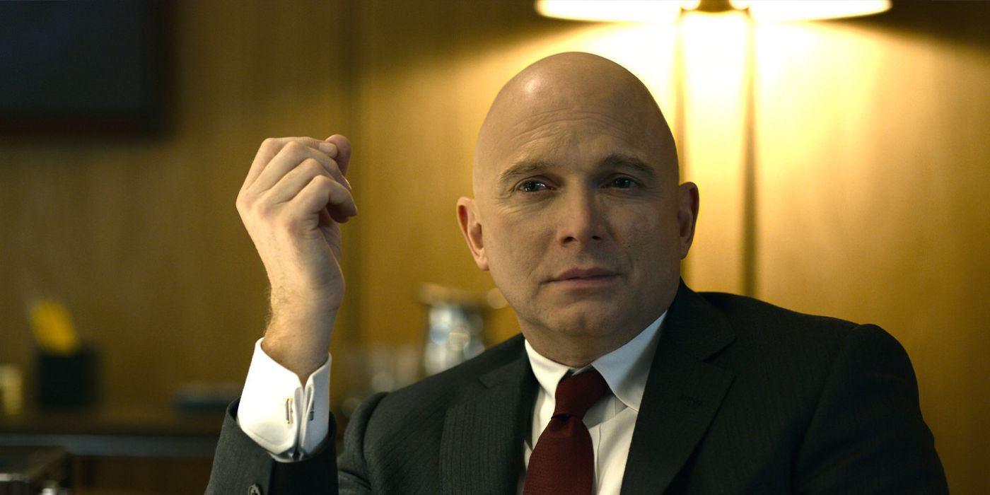 Michael Cerveris as Director Gunn with a poised hand in the air in Mindhunter.
