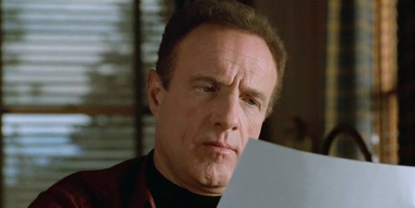 James Caan reading a manuscript in 'Misery'.