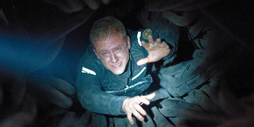 Ben Foster as Bower crawls through a tight space in Pandorum 