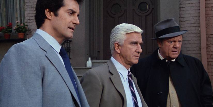 Leslie Nielsen aux côtés de deux autres détectives de Police Squad !