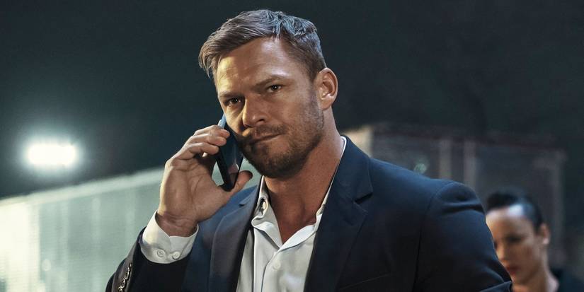 Alan Ritchson on the phone in 'Reacher.'