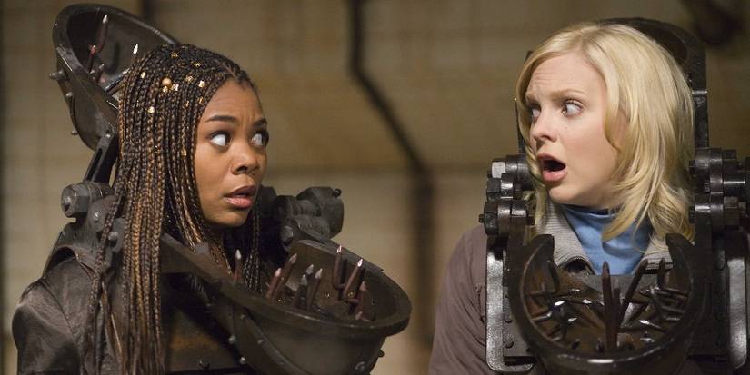 Regina Hall and Anna Faris in Saw traps in Scary Movie 4