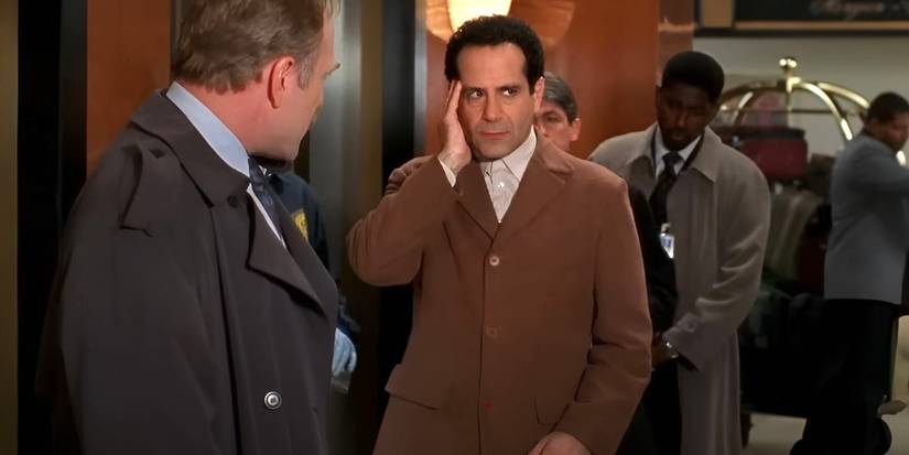 Adrian Monk (Tony Shalhoub) gizemli 'Monk' şovundaki bir suç mahallinde aşırı dengelenir.