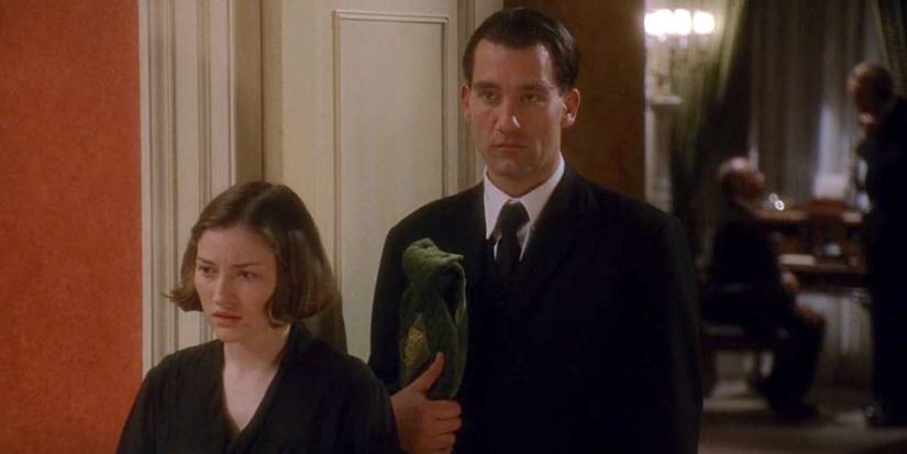 Kelly Macdonald and Clive Owen stand by a door in Gosford Park.