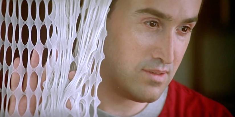 Benigno (Javier Cámara) 2002 filminde onunla konuşmada bir pencereye bakıyor.