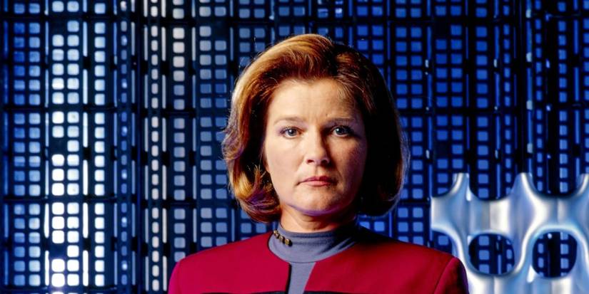 Kate Mulgrew sebagai Kapten Kathryn Janeway menatap kamera dengan tenang di Star Trek: Voyager.