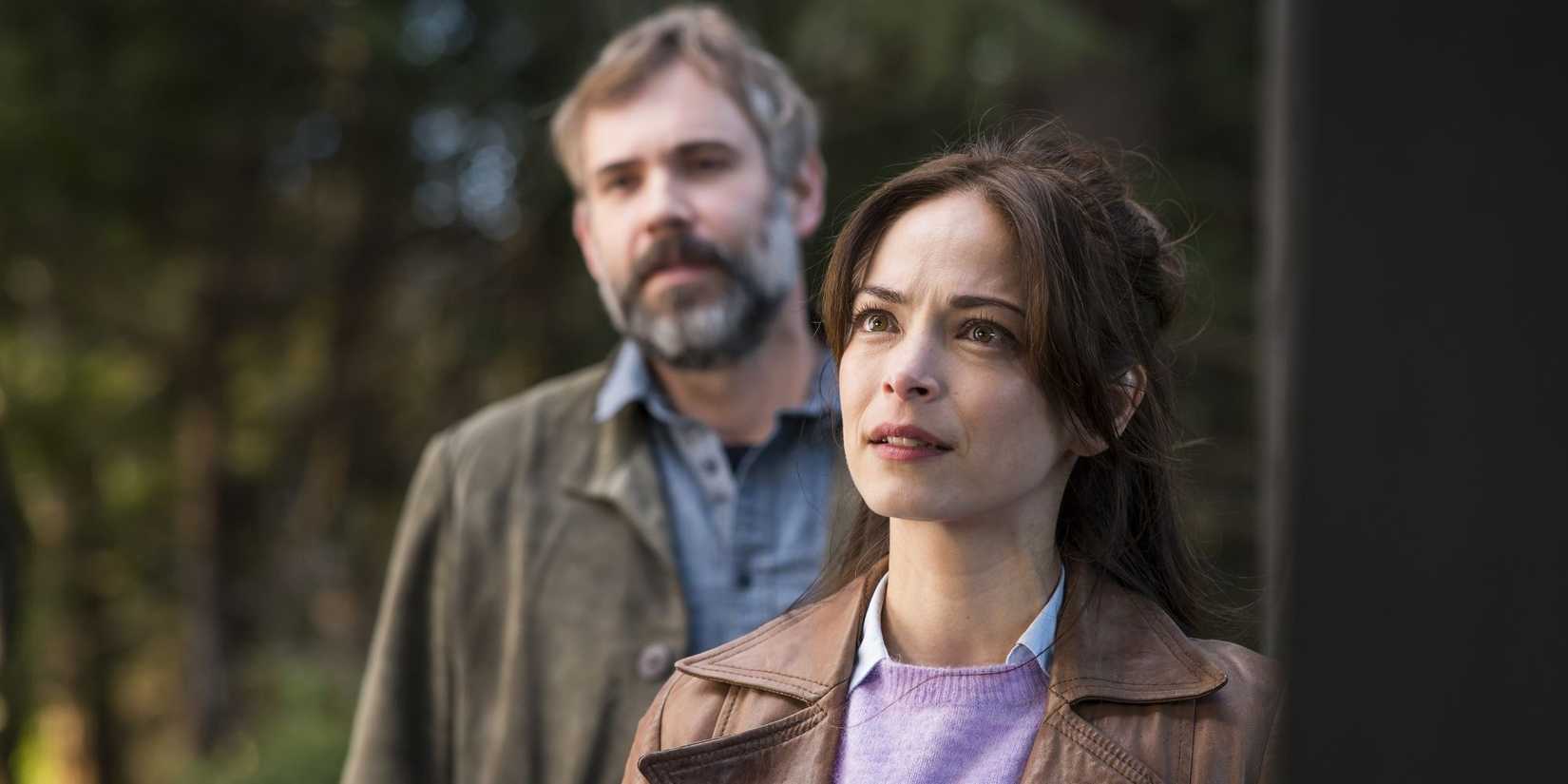Rossif Sutherland ve Kristin Kreuk, küçük bir kasabadaki cinayetin şüpheli bölümünde dışarıda duruyorlar.