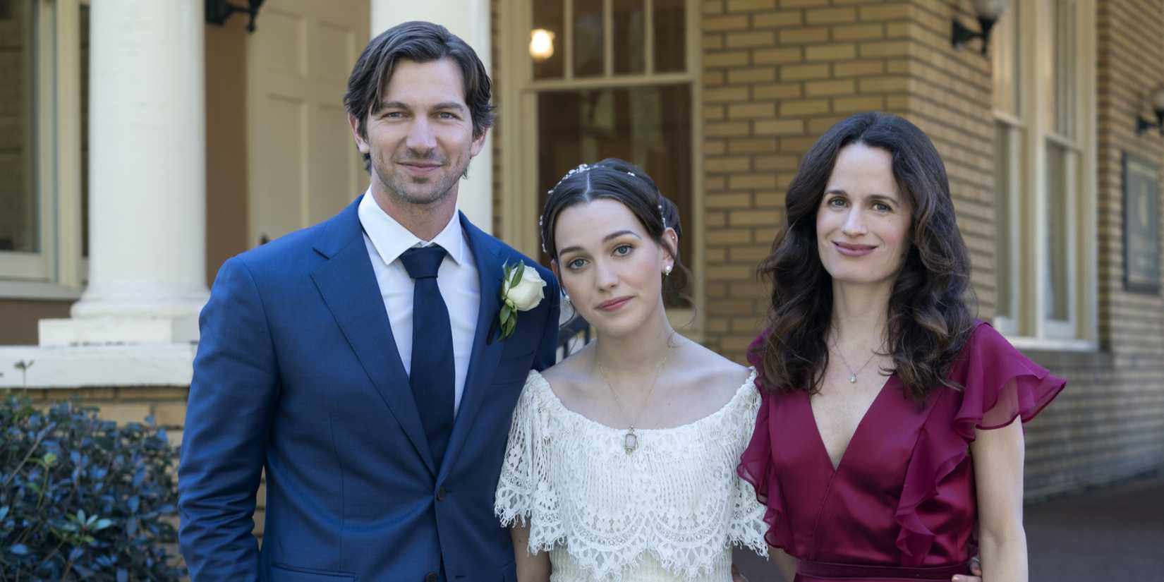 Three siblings pose for a photo in Haunting of Hill House