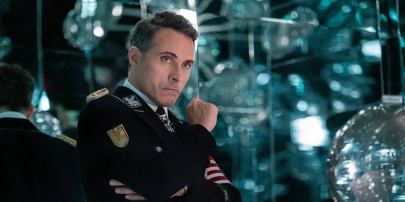John Smith regardant sérieusement en avant dans la série The Man in the High Castle Forth saison.