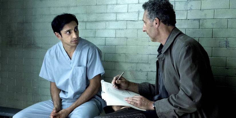 John Turturro berbicara dengan Riz Ahmed di sel penjara di 'The Night Of'.