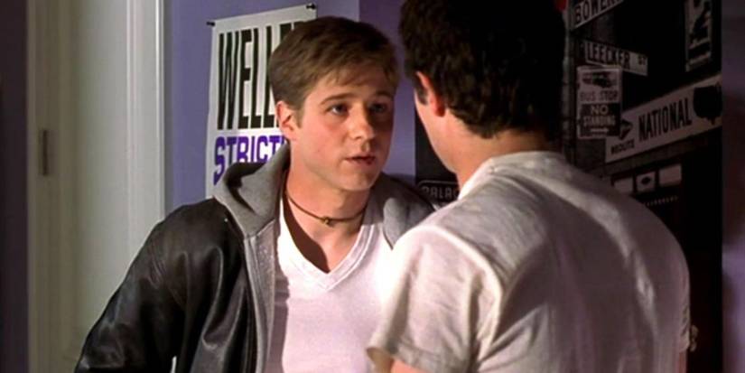 Ryan (Ben McKenzie) talking to Seth (Adam Brody) in 'The O.C.'