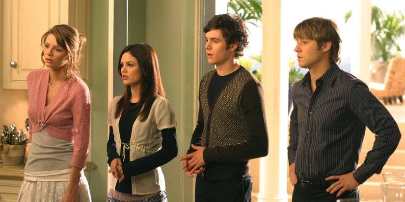 Marissa, Summer, Seth, and Ryan standing next to eachother in The OC