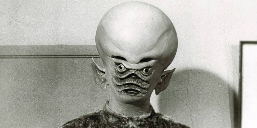 Un extraterrestre avec une tête bulbeuse et un visage ouvert avec des branchies regarde la caméra dans The Outer Limits.