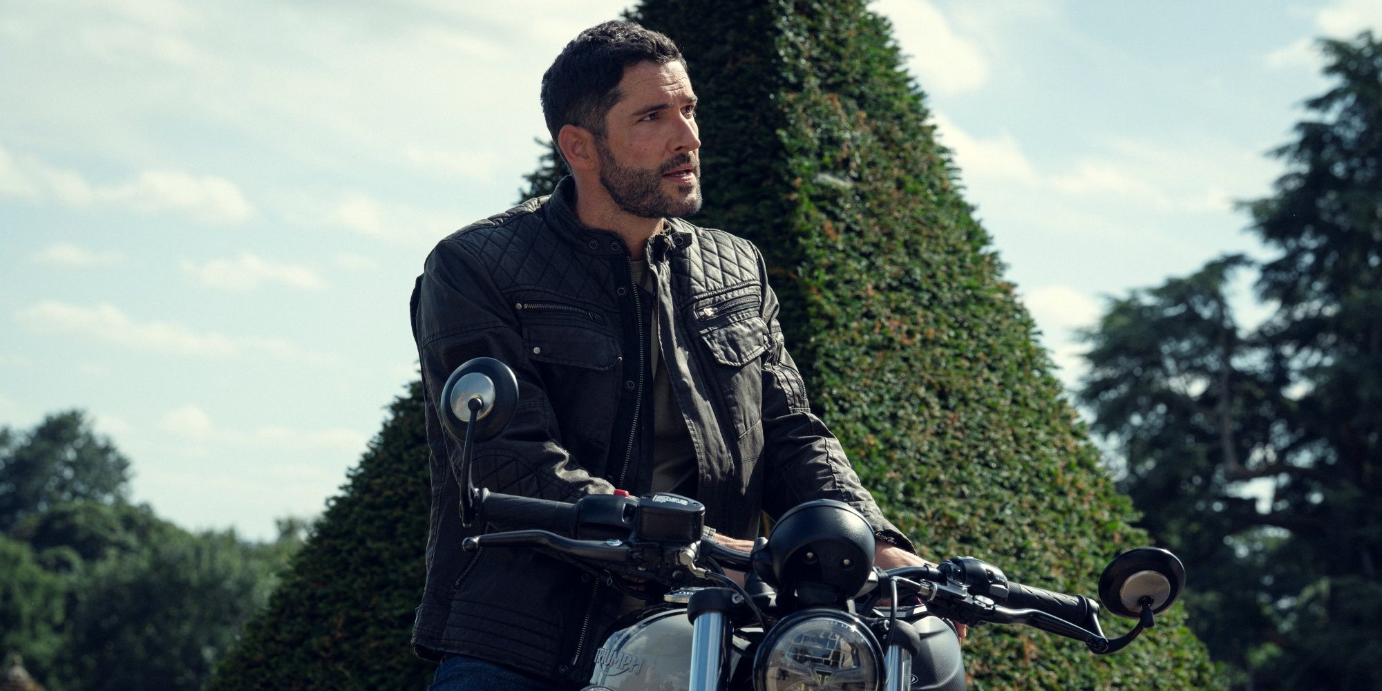 ‘The Thursday Murder Club’ Star Tom Ellis Explains His Ice-Skating Bad ...