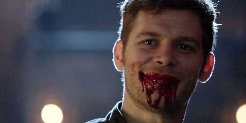 Klaus Mikaelson (Joseph Morgan) souriant de sang coulant de sa bouche dans les journaux de vampire.