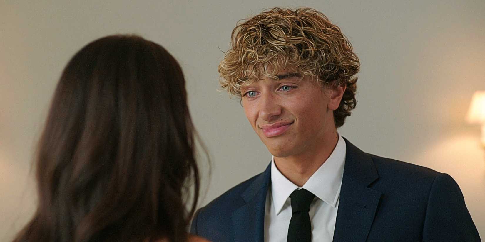 Jeremiah Fisher crying while talking to Belly Conklin in 'The Summer I Turned Pretty' Season 3.