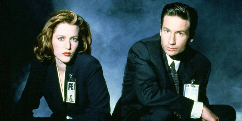 Dana Scully un Fox Mulder nometies pelēkā fona priekšā uz X-Files.