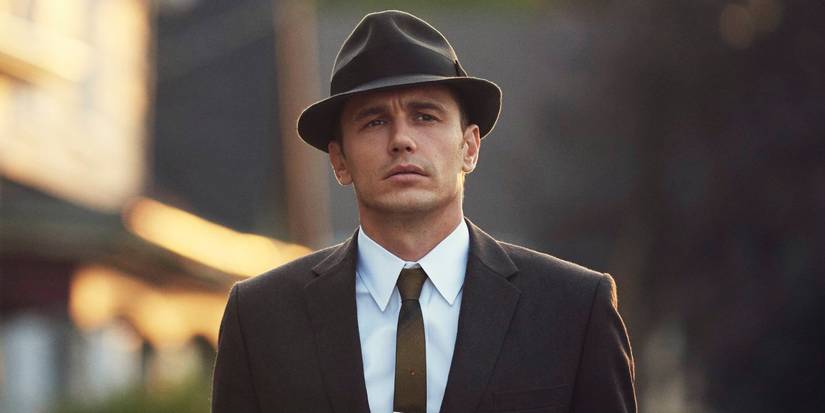 James Franco as Jake Epping in a suit and tie and hat staring ahead into the distance in 11.22.63.
