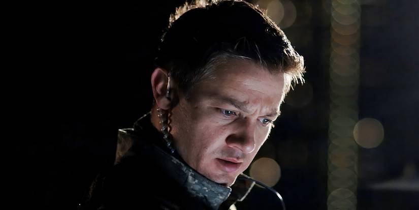 Jeremy Renner in military gear looking down in 28 Weeks Later