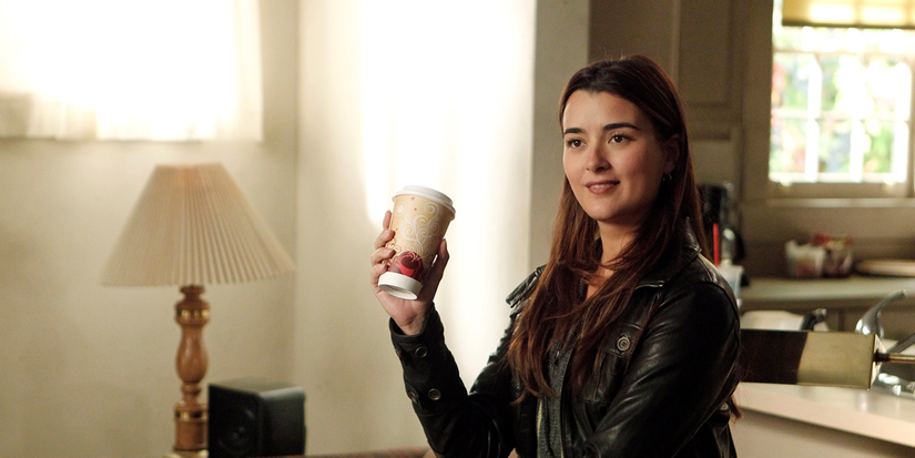 Ziva holding a coffee in the NCIS episode Housekeeping. 