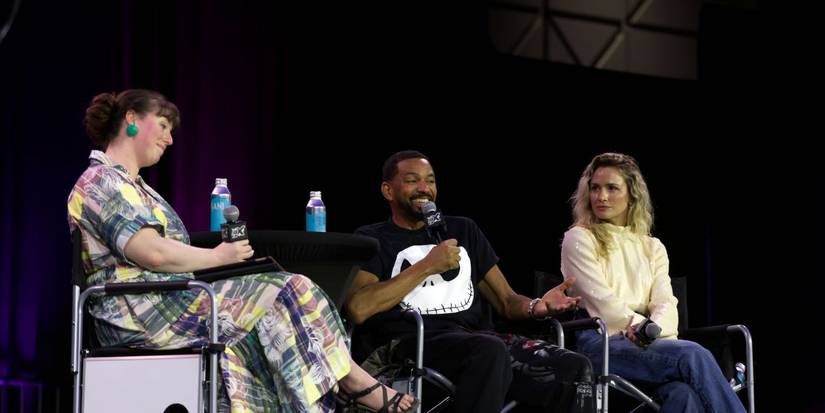 Maggie Lovitt di atas panggung di FanX SLC dengan Laz Alonso dan Shantel Vansanten