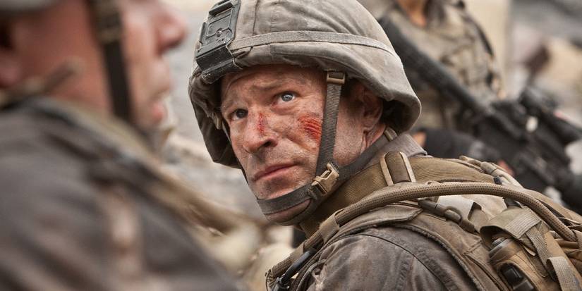 Aaron Eckhart mid-war in Battle: Los Angeles